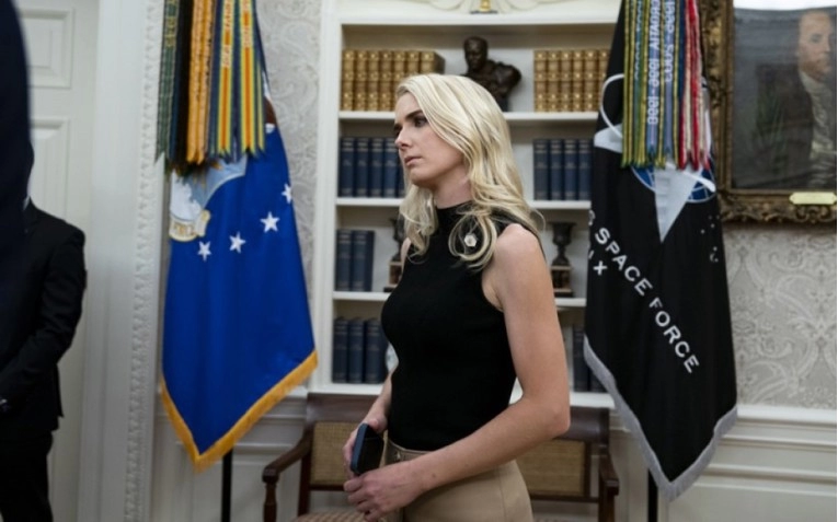 Demokrat govorio o Trumpovoj osobnoj pomoćnici, Bijela kuća ga izvrijeđala